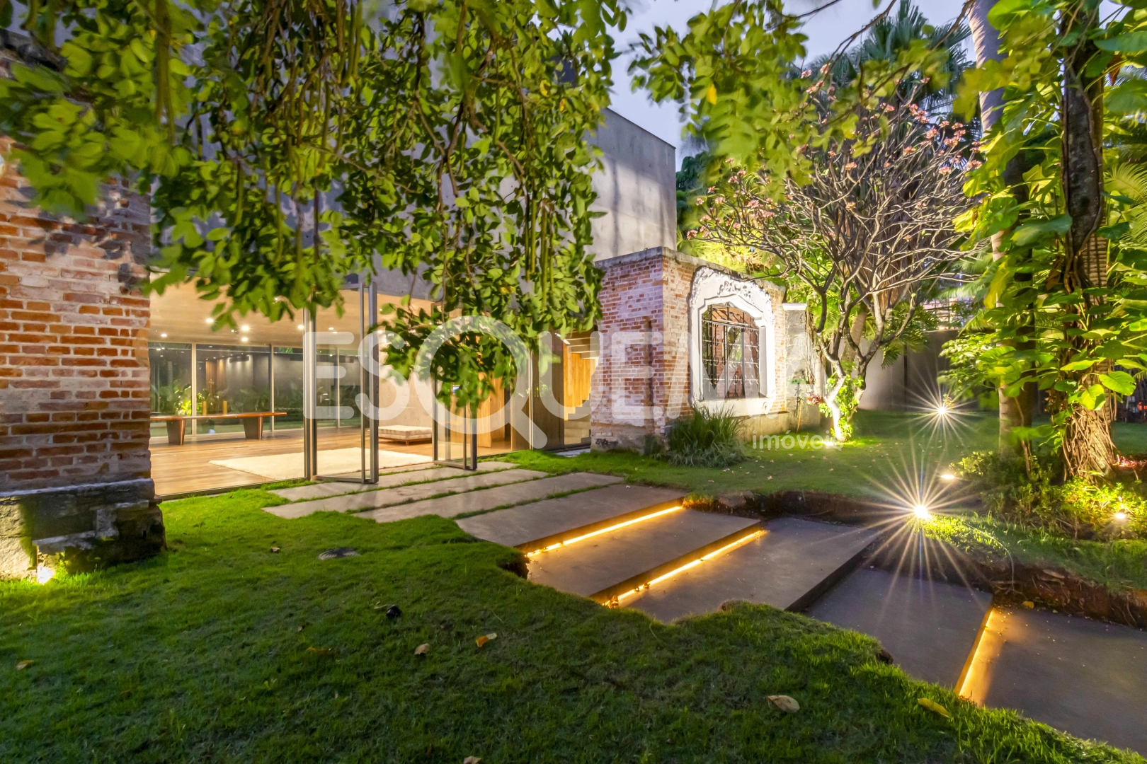 Casa com projeto AMZ no Jardim América - Imagem 10
