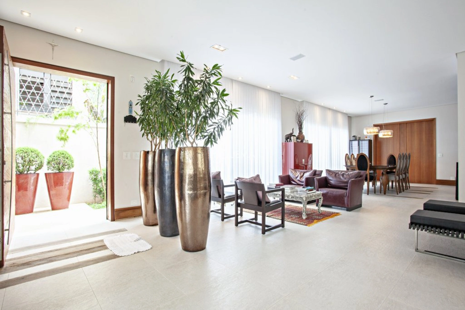 Casa mobiliada com projeto moderno - Imagem 11