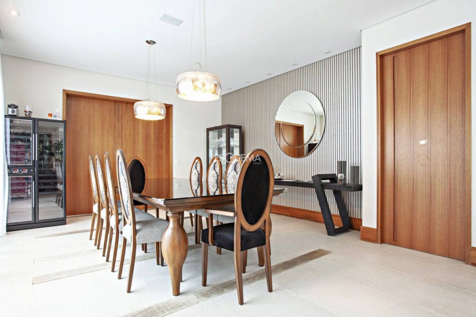 Casa mobiliada com projeto moderno - Imagem 12