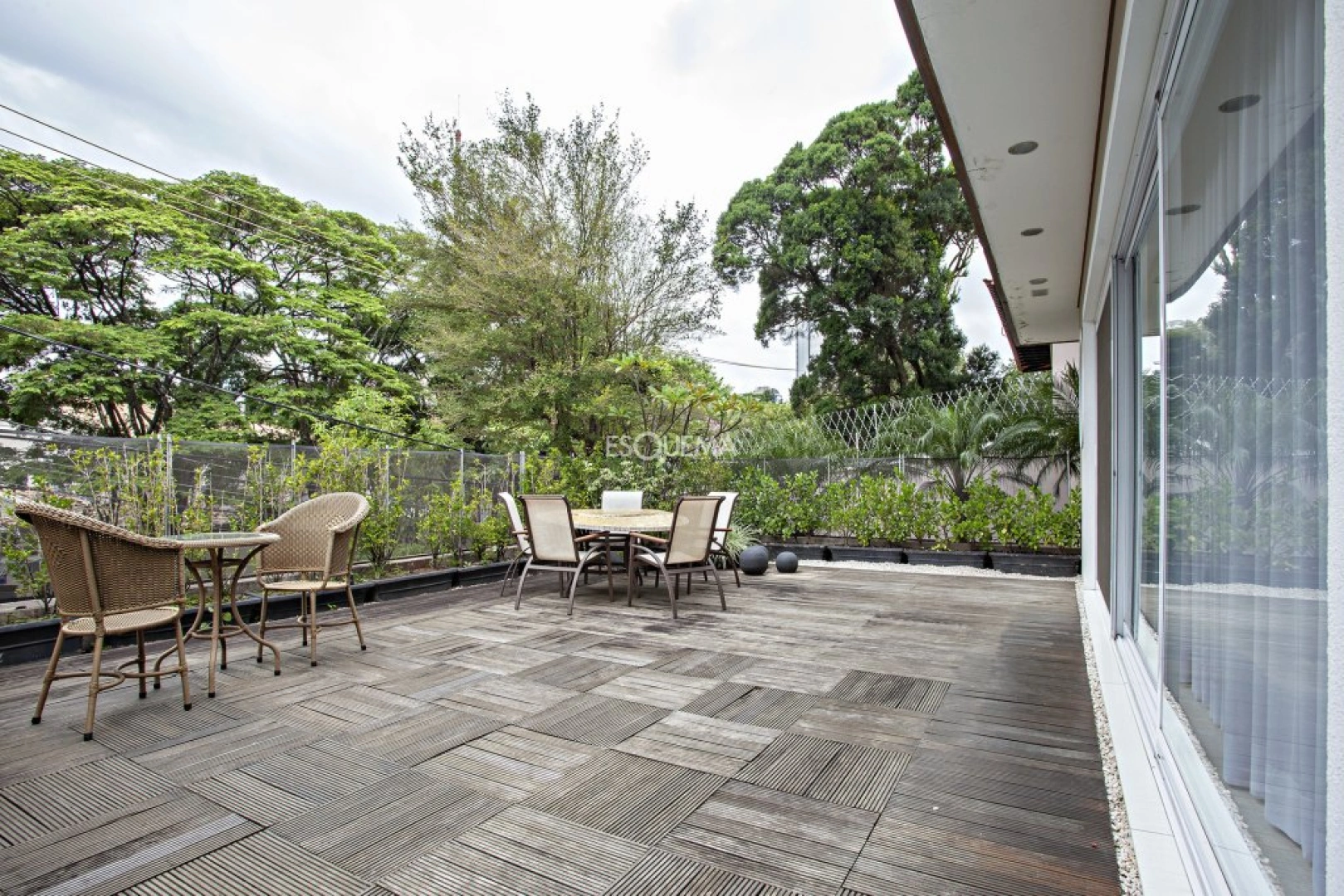 Casa mobiliada com projeto moderno - Imagem 4