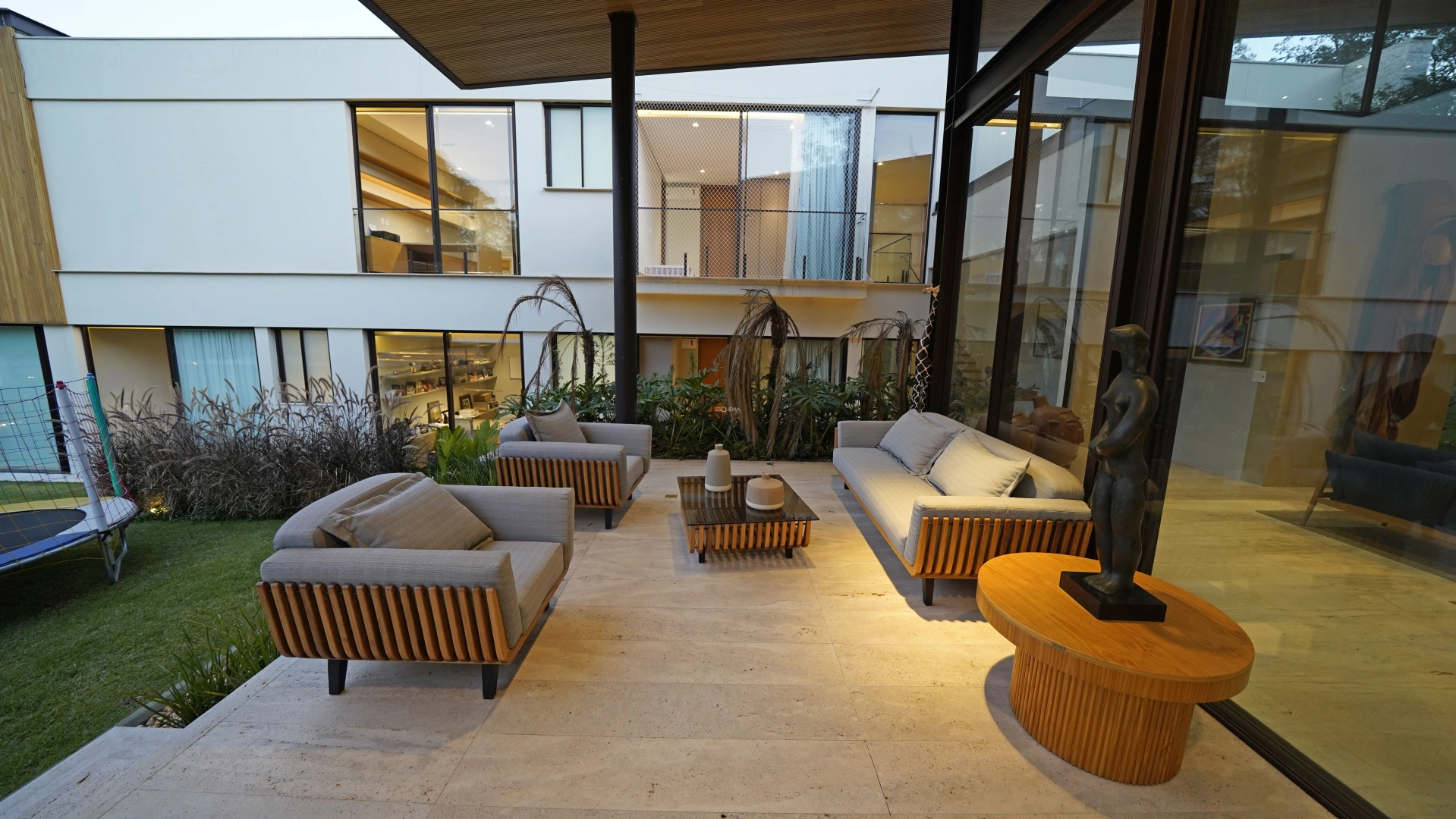 Casa contemporânea, em localização privilegiada - Imagem 11
