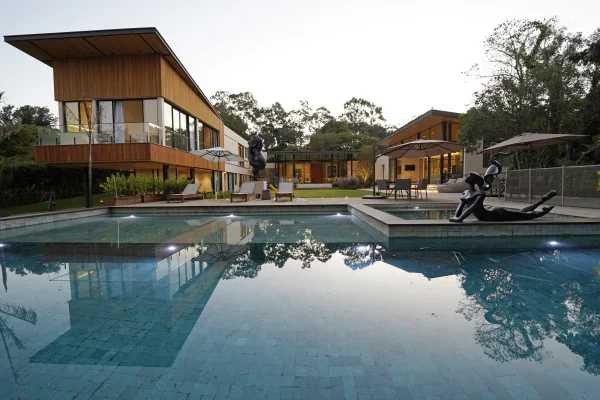 Casa contemporânea, em localização privilegiada