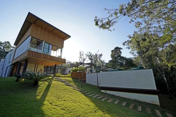 Casa contemporânea, em localização privilegiada