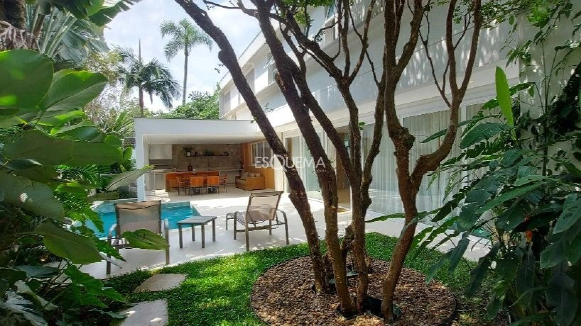 Casa com piscina em condomínio fechado, próxima à Waldorf Rudolf Steiner - Imagem 1