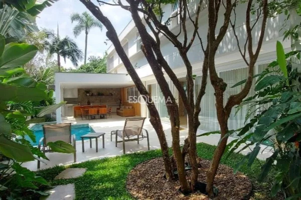 Casa com piscina em condomínio fechado, próxima à Waldorf Rudolf Steiner