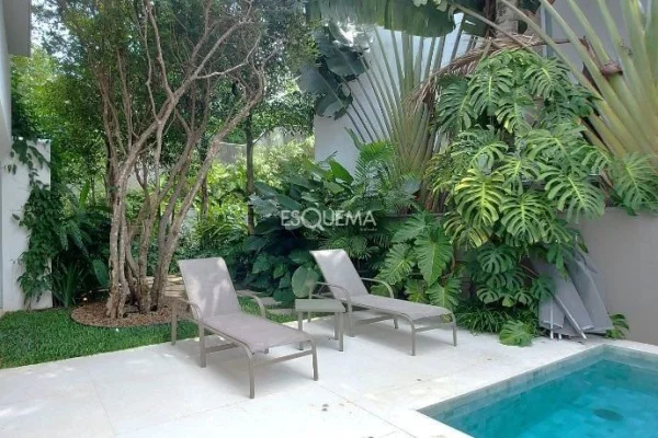 Casa com piscina em condomínio fechado, próxima à Waldorf Rudolf Steiner