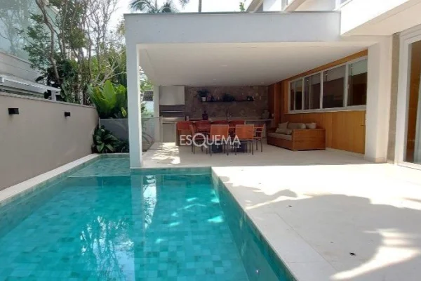 Casa com piscina em condomínio fechado, próxima à Waldorf Rudolf Steiner