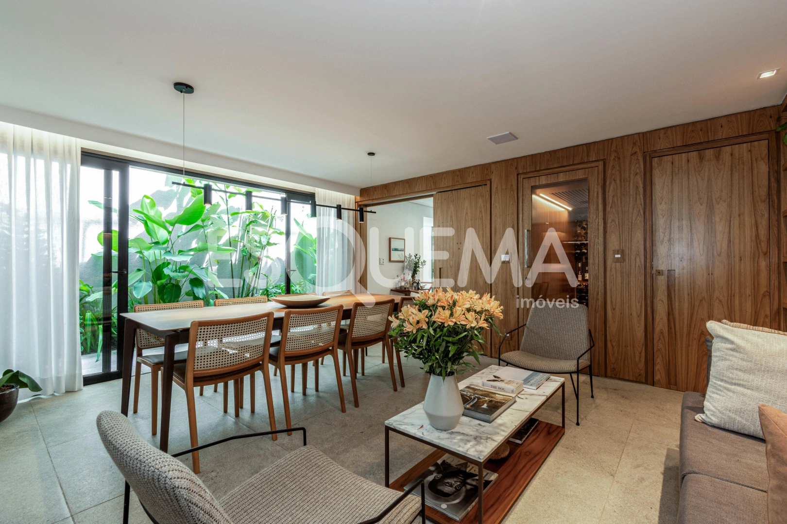 Casa com reforma moderna em rua procurada - Imagem 1