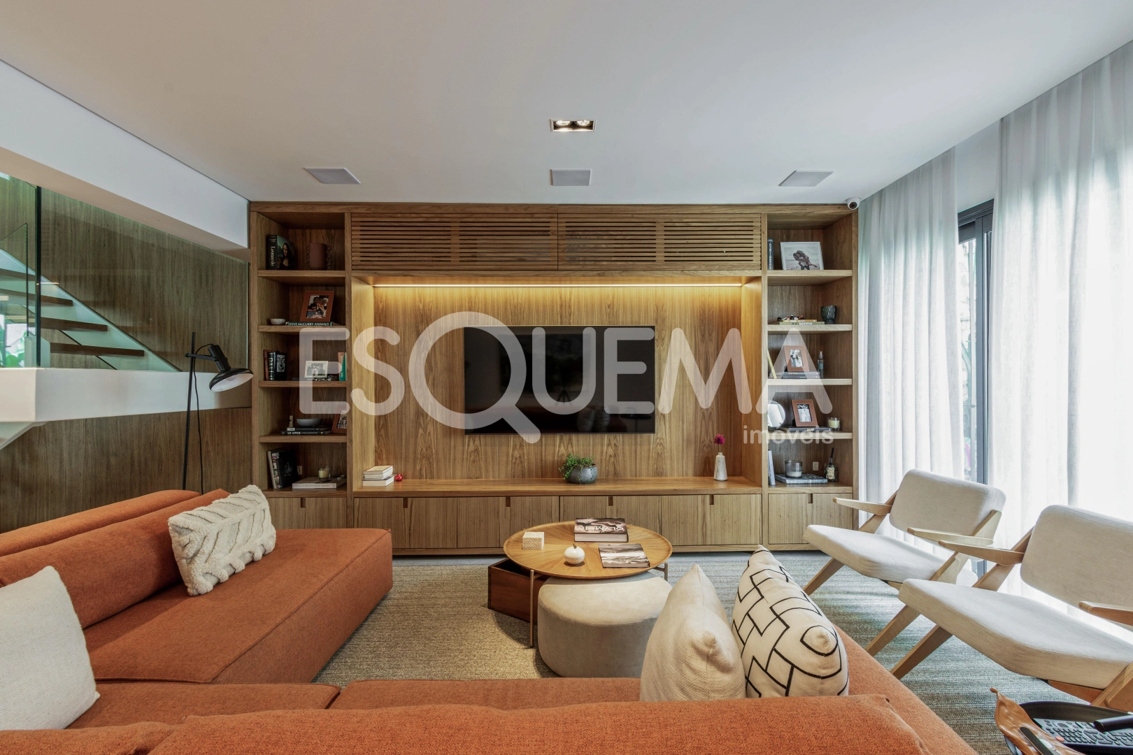 Casa com reforma moderna em rua procurada - Imagem 2