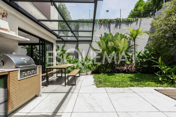 Casa com reforma moderna em rua procurada