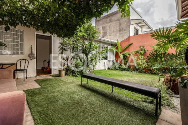 Casa de vila em rua exclusiva
