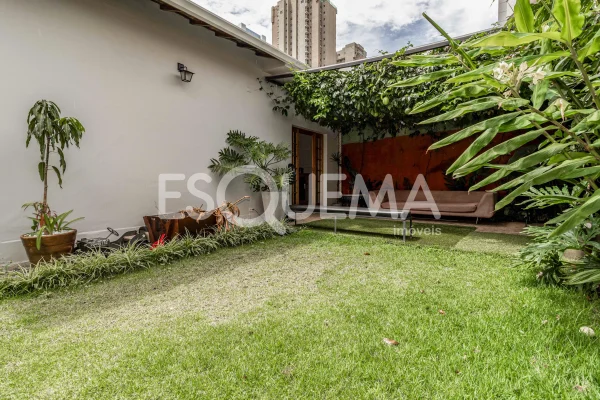 Casa de vila em rua exclusiva