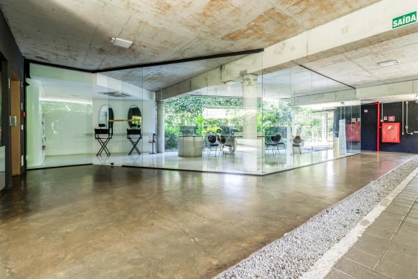 Prédio comercial ao lado do Parque Villa-Lobos
