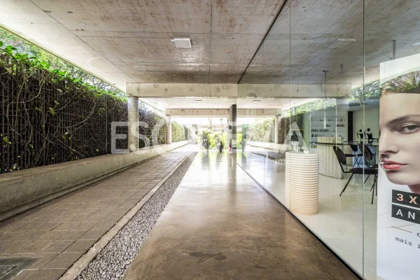 Prédio comercial ao lado do Parque Villa-Lobos