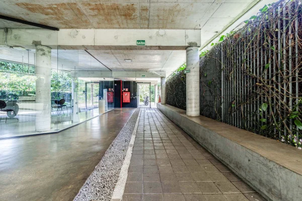 Prédio comercial ao lado do Parque Villa-Lobos