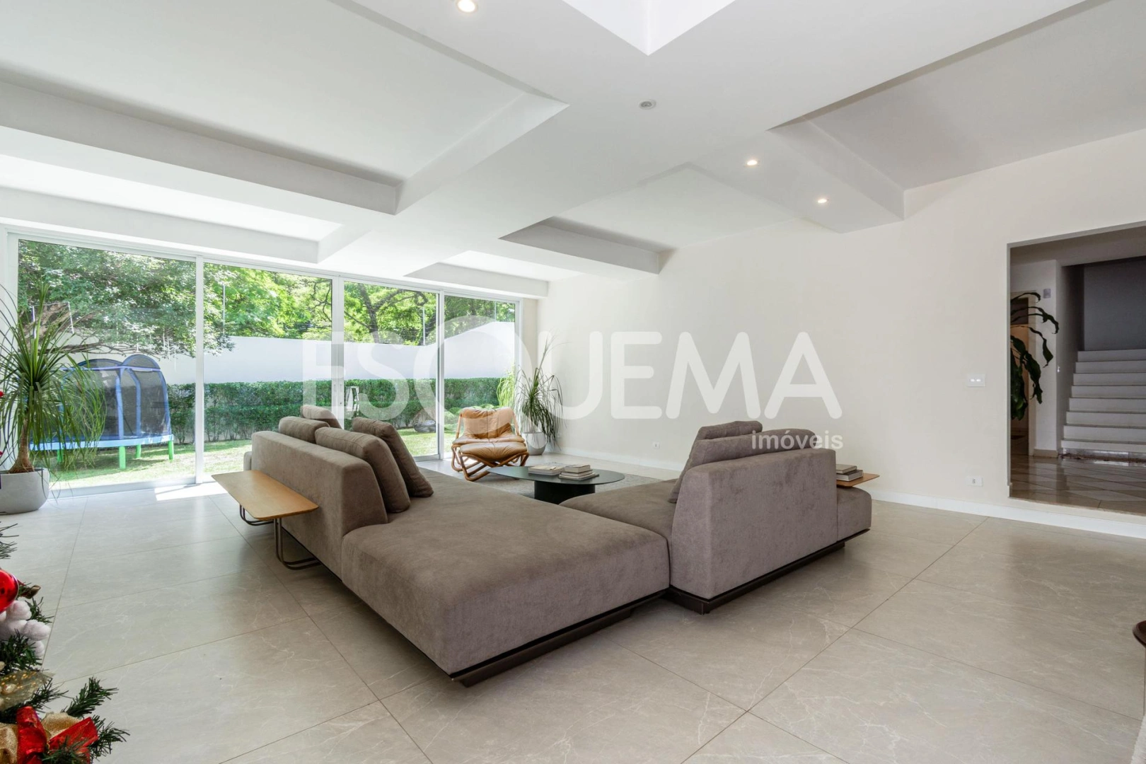 Casa reformada com jardim e piscina no Jardim Guedala - Imagem 11