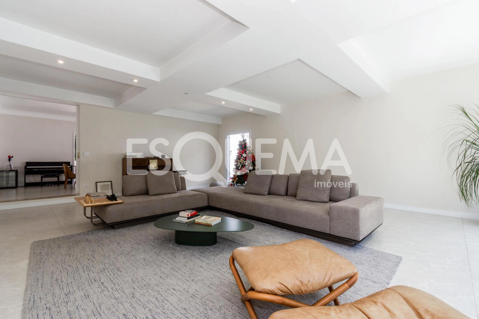 Casa reformada com jardim e piscina no Jardim Guedala - Imagem 12