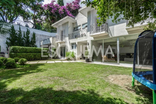 Casa reformada com jardim e piscina no Jardim Guedala