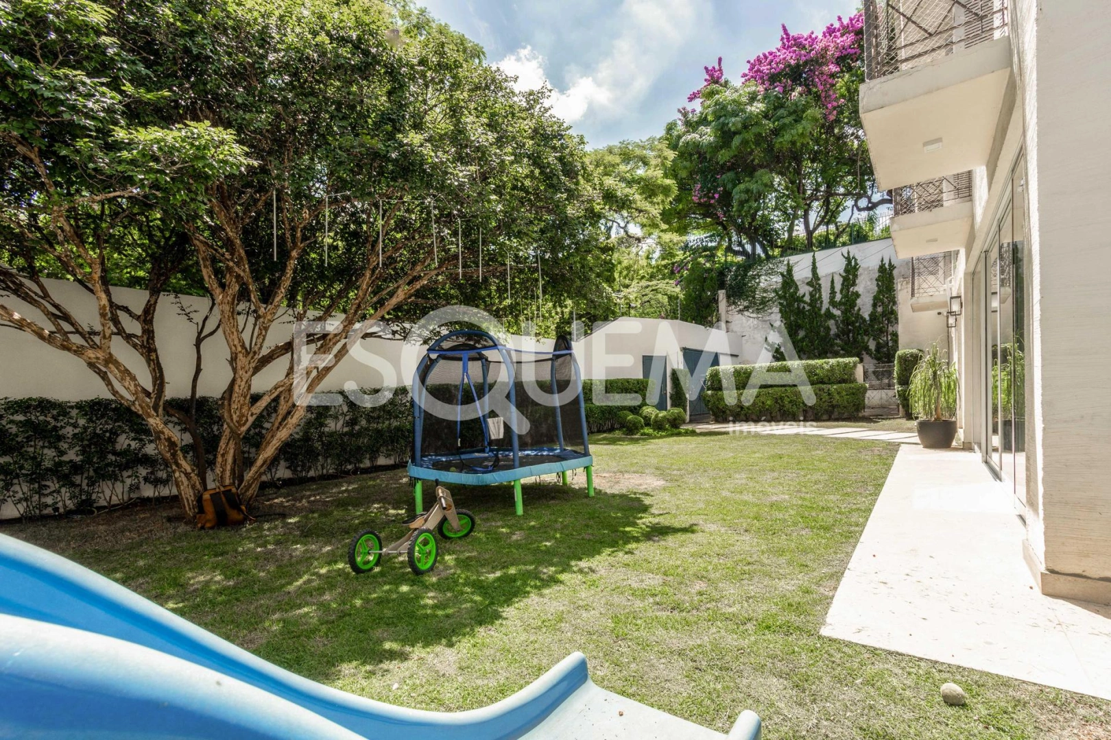 Casa reformada com jardim e piscina no Jardim Guedala - Imagem 2