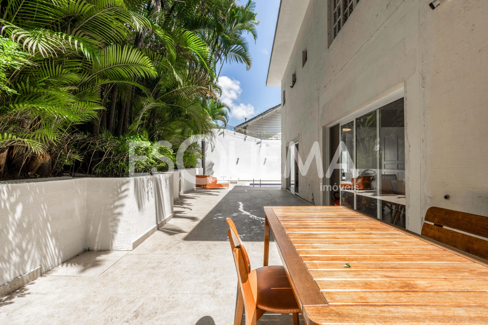 Casa reformada com jardim e piscina no Jardim Guedala - Imagem 8