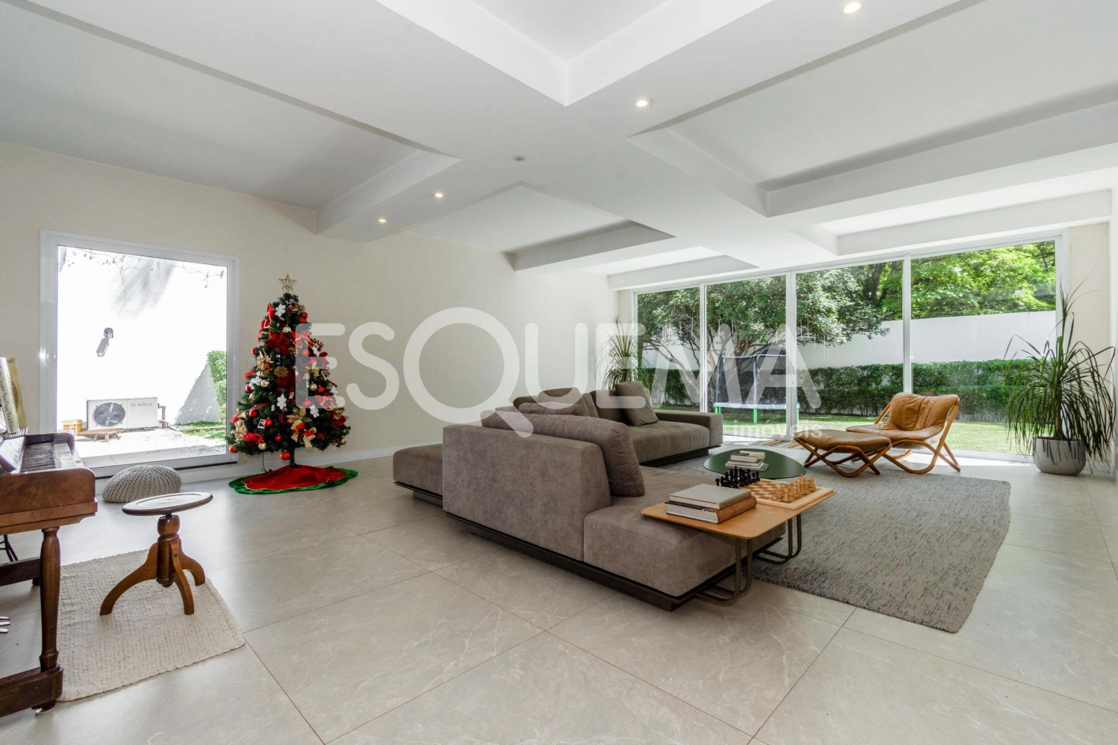 Casa reformada com jardim e piscina no Jardim Guedala - Imagem 9