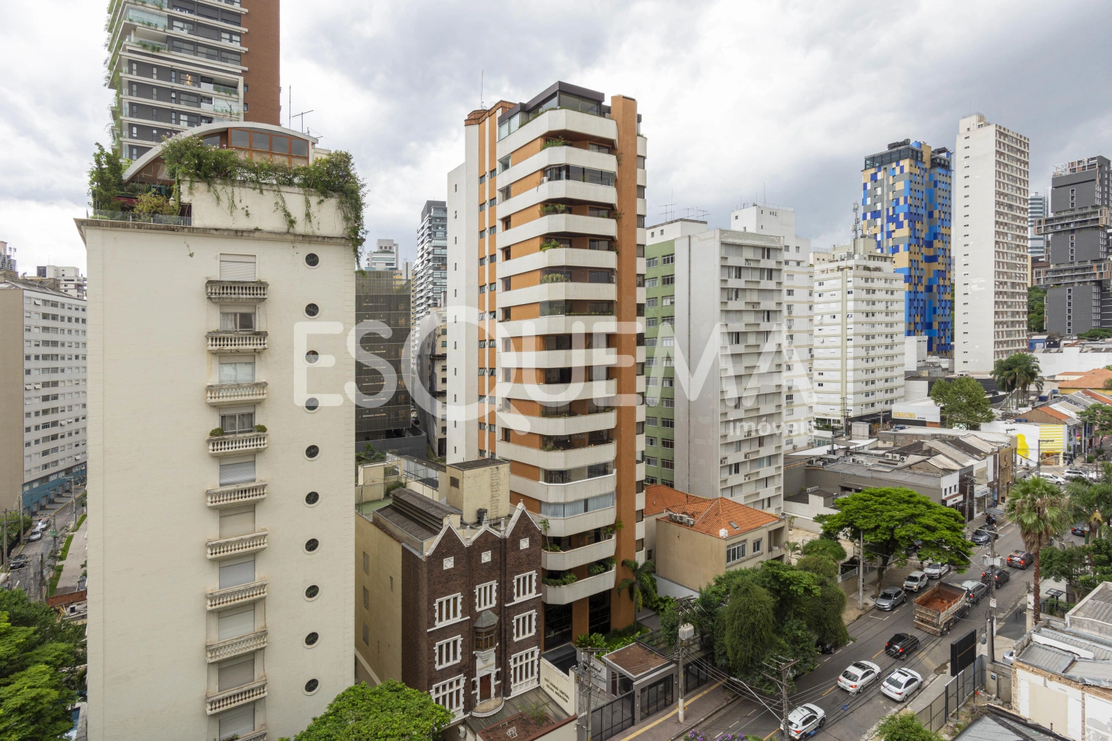 Apartamento com janelões piso teto - Imagem 13
