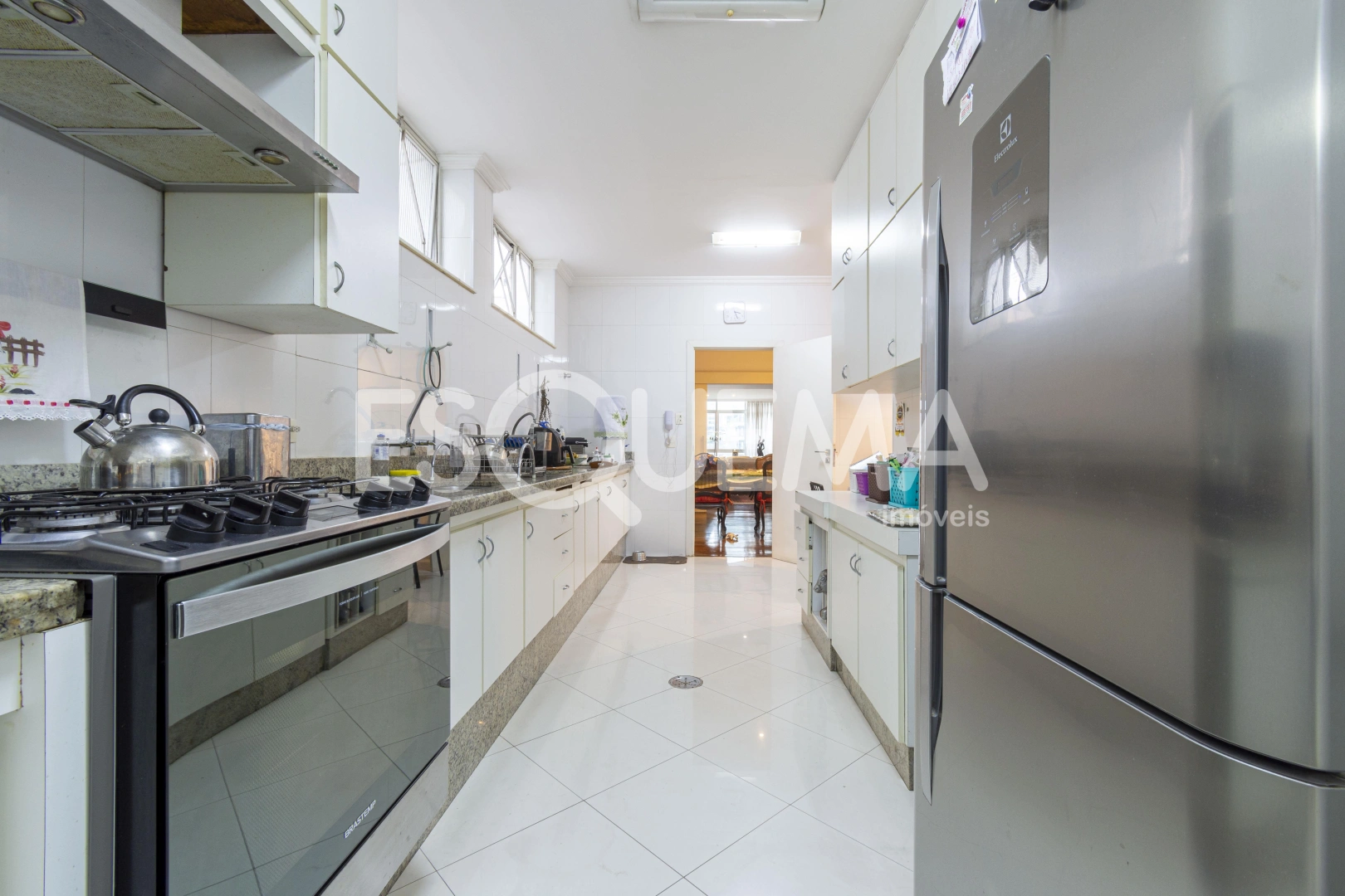 Apartamento com janelões piso teto - Imagem 6