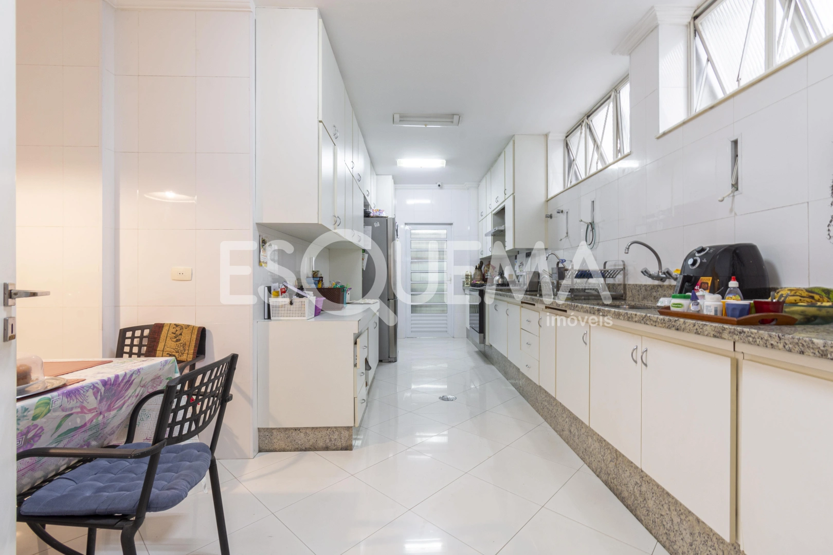 Apartamento com janelões piso teto - Imagem 7