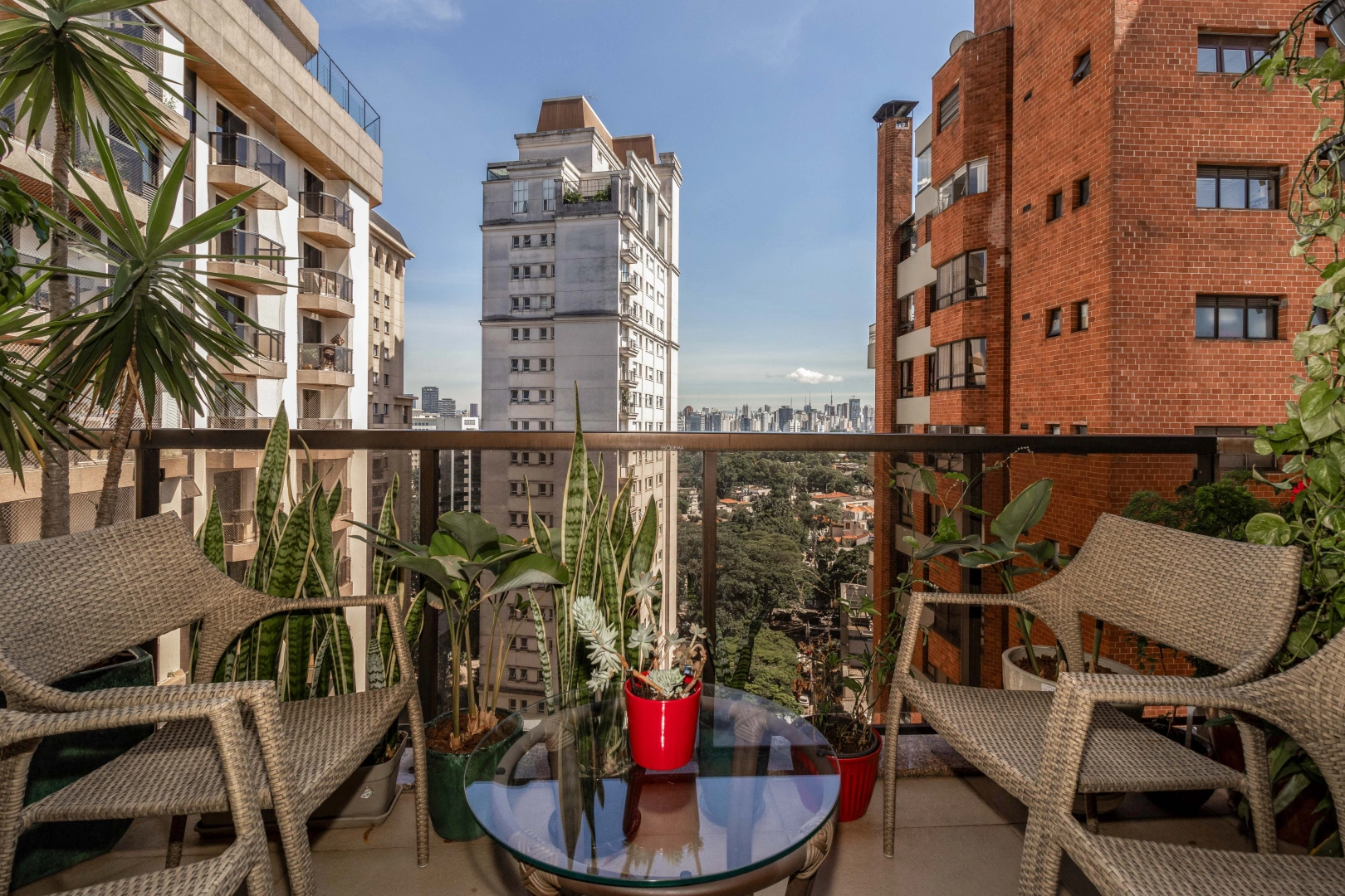 Apartamento com vista livre na melhor rua do bairro - Imagem 1