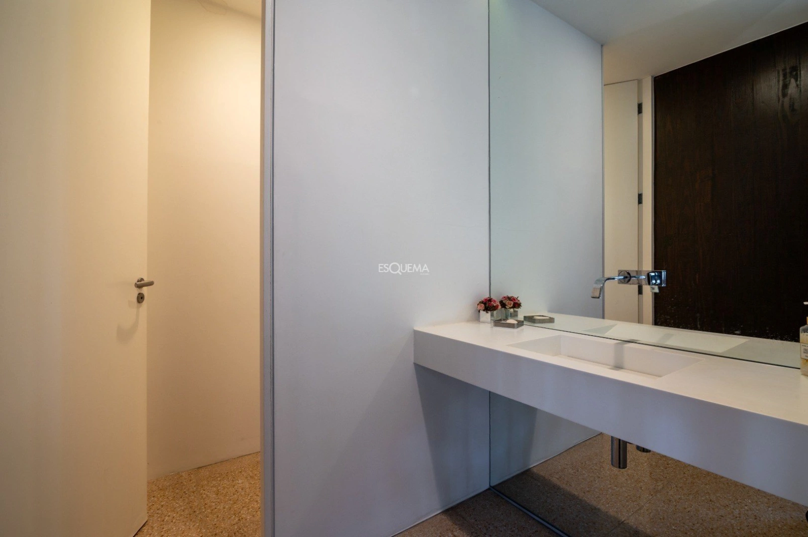 Casa ampla e com projeto moderno - Imagem 15