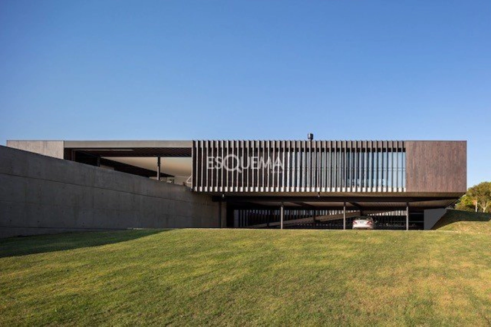 Casa ampla e com projeto moderno - Imagem 2