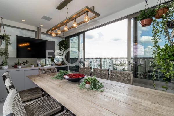 Cobertura em prédio de Philippe Starck, com vista para a Faria Lima