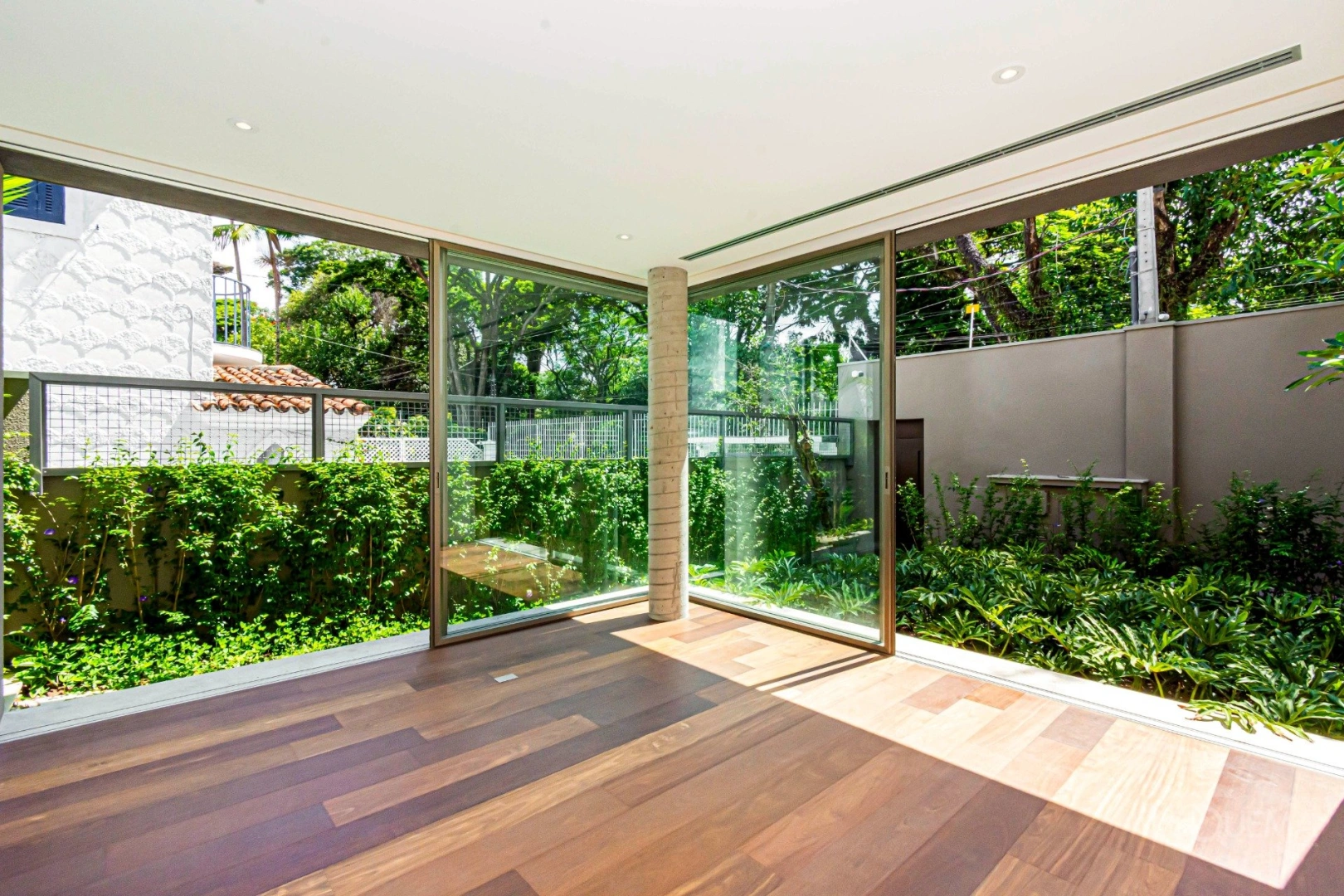 Casa nova e moderna em região privilegiada - Imagem 13