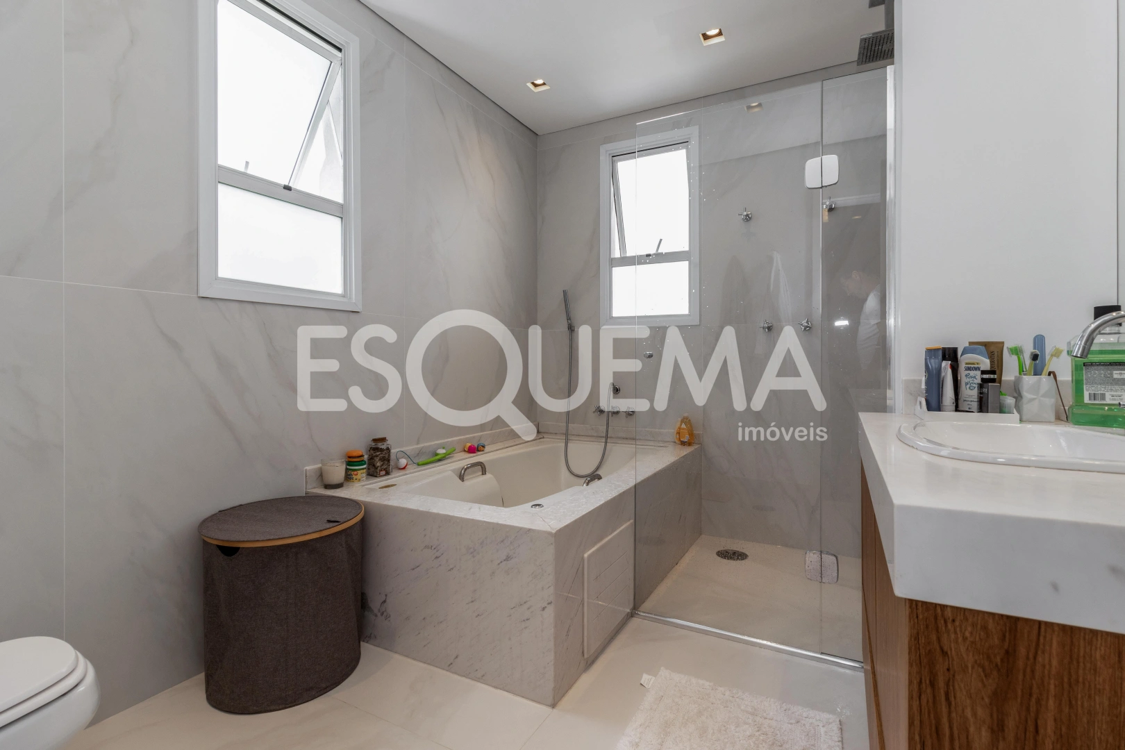 Em frente ao Parque Villa Lobos, apartamento reformado, com amplo living - Imagem 13