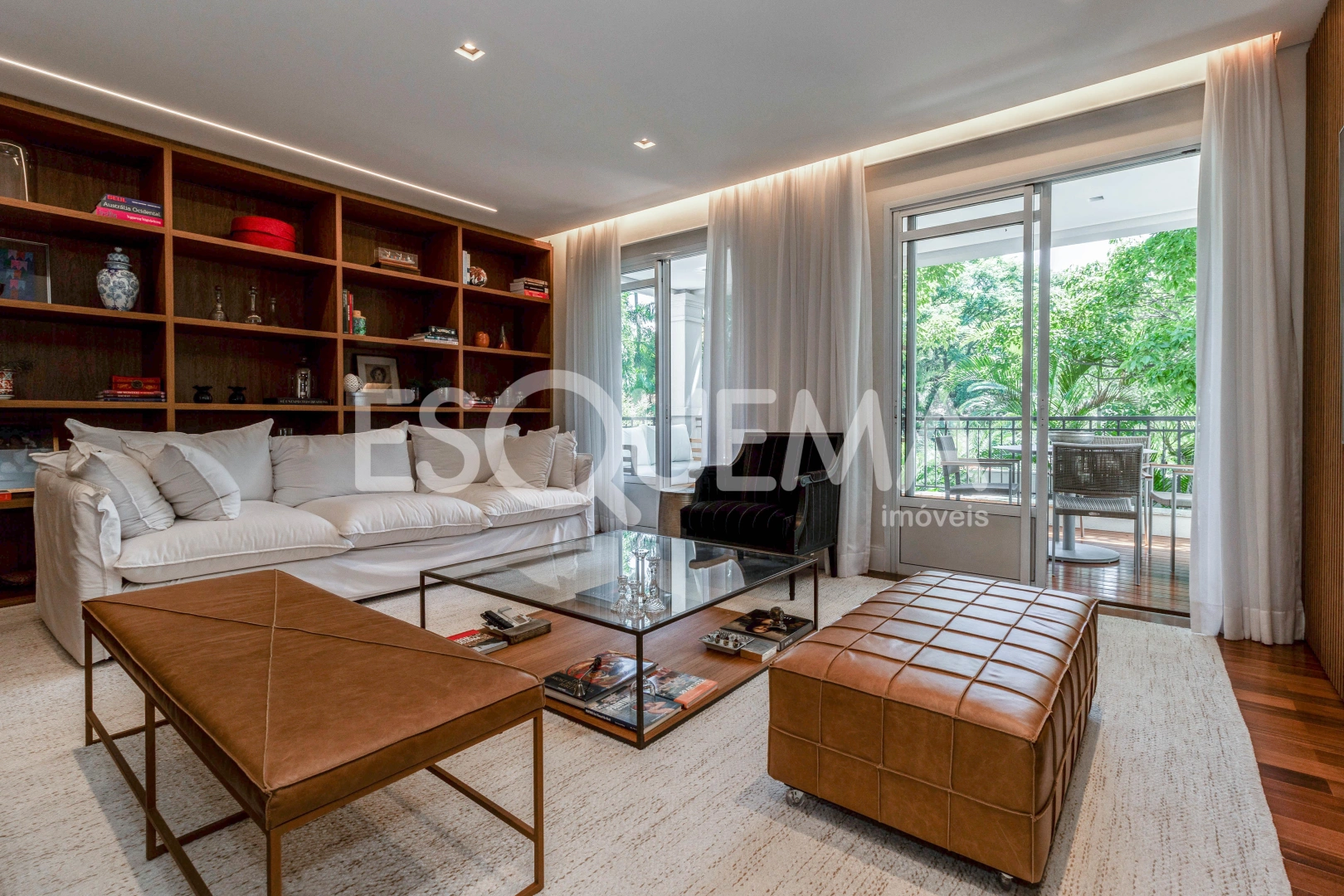 Em frente ao Parque Villa Lobos, apartamento reformado, com amplo living - Imagem 1