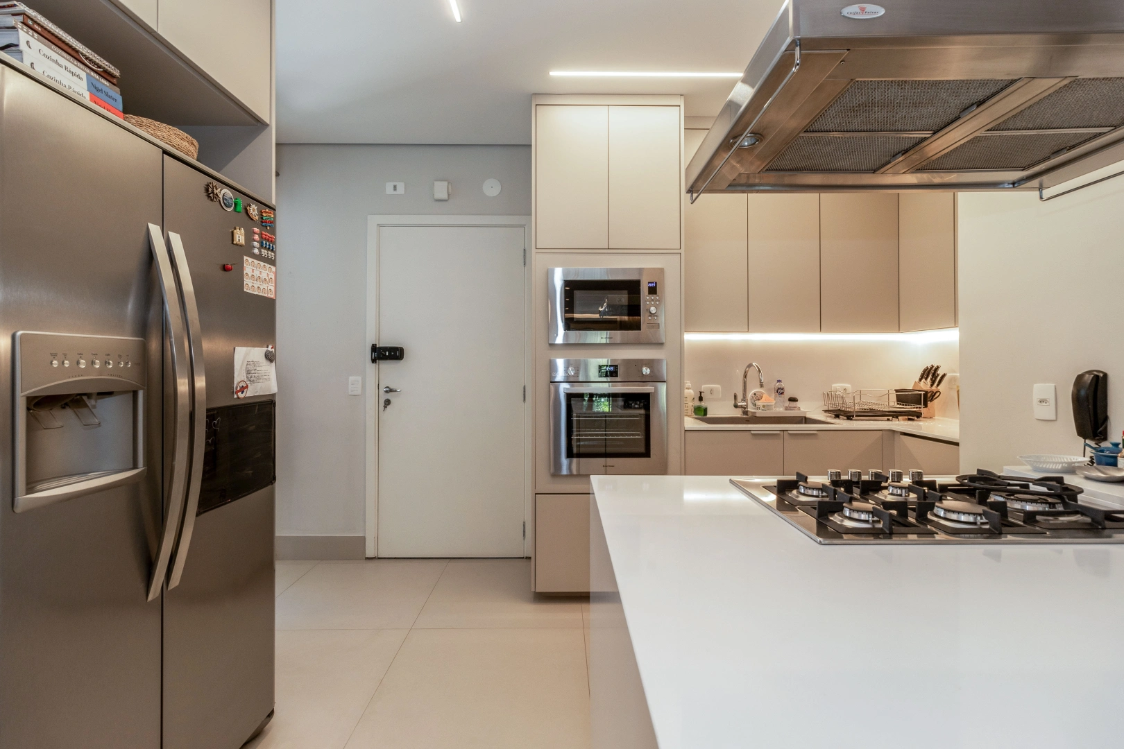 Em frente ao Parque Villa Lobos, apartamento reformado, com amplo living - Imagem 8