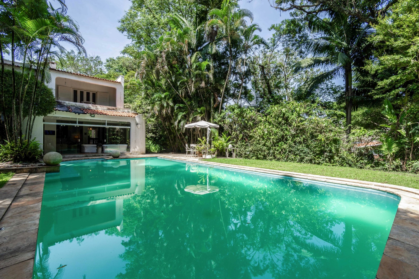 Casa em rua super arborizada - Imagem 1