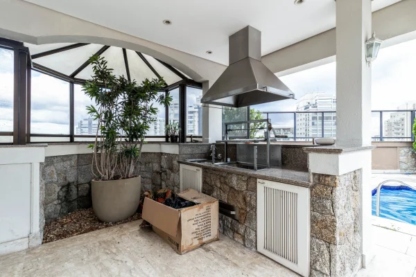 Cobertura duplex, para reformar, em rua valorizada