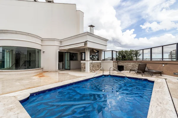 Cobertura duplex, para reformar, em rua valorizada