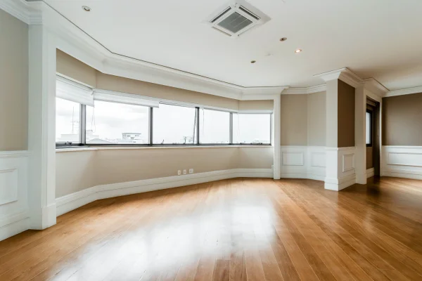Cobertura duplex, para reformar, em rua valorizada