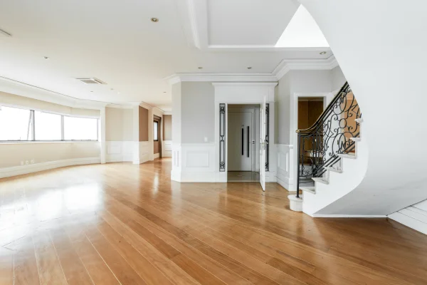 Cobertura duplex, para reformar, em rua valorizada
