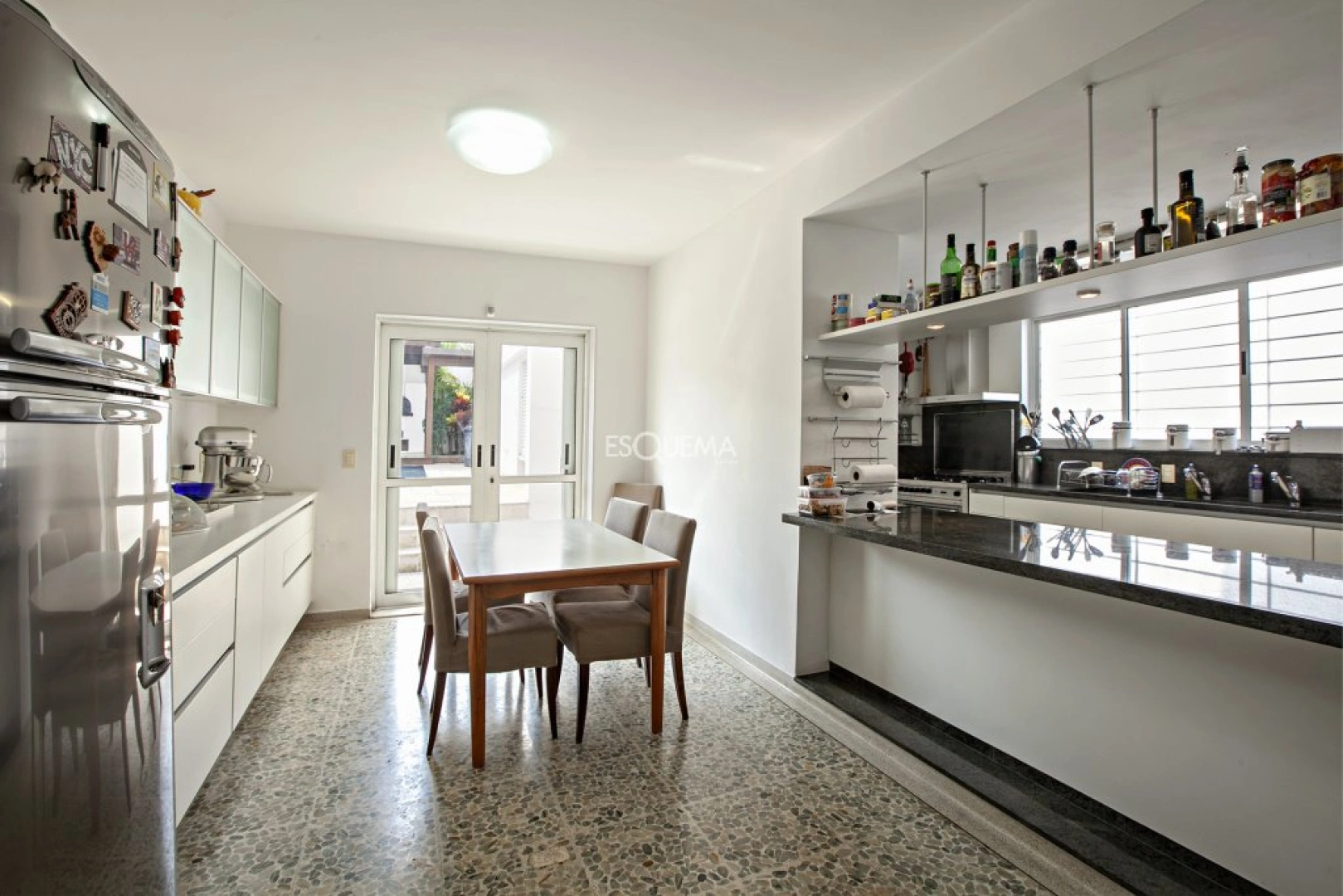 Casa com projeto moderno, em rua sem saída - Imagem 13