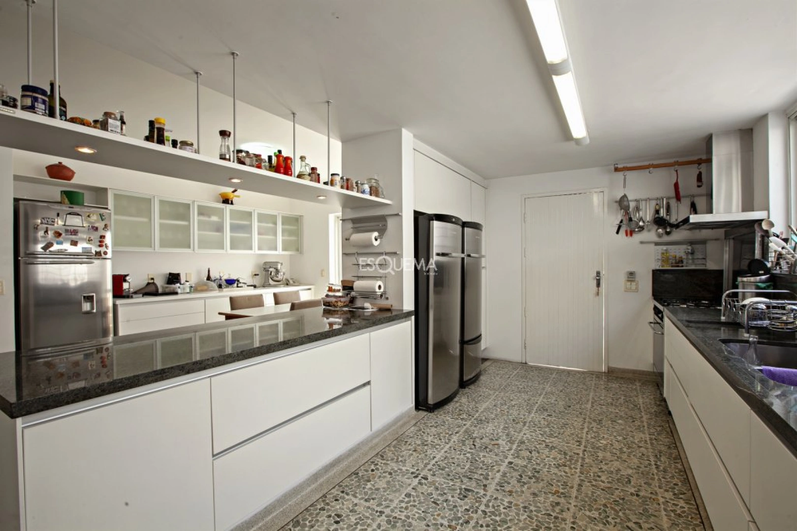 Casa com projeto moderno, em rua sem saída - Imagem 14