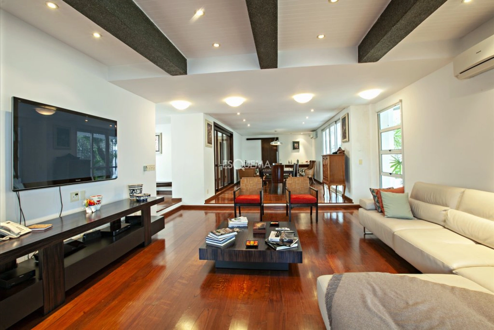 Casa com projeto moderno, em rua sem saída - Imagem 4