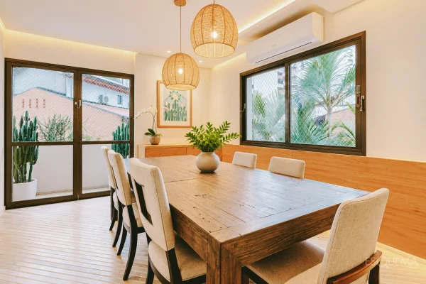 Living integrado com lareira e adega no Jardim Paulista