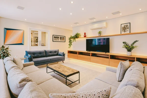 Living integrado com lareira e adega no Jardim Paulista