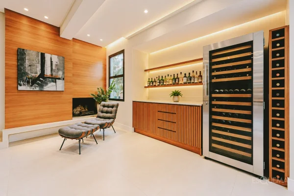 Living integrado com lareira e adega no Jardim Paulista