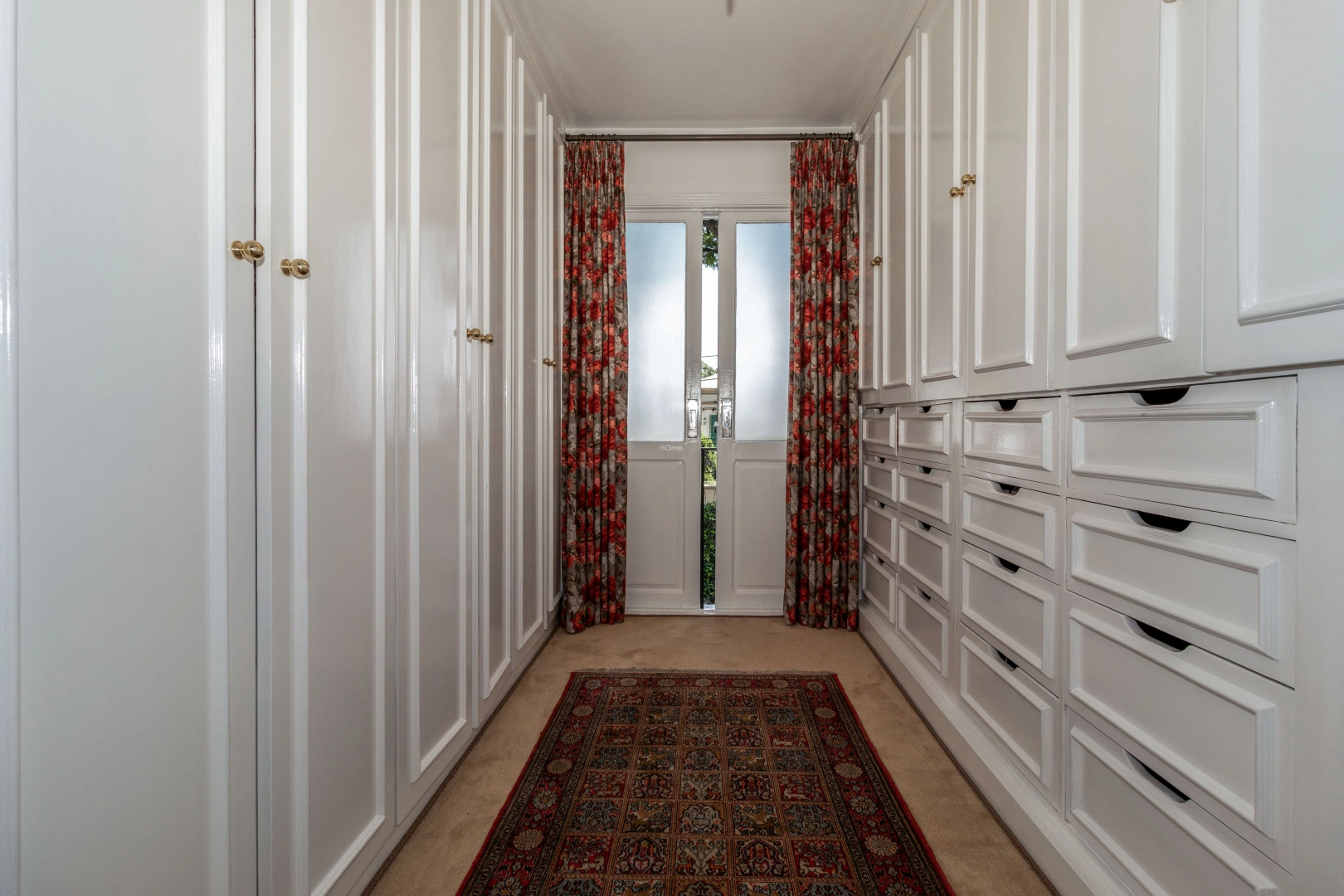 Casa semi térrea, com estilo clássico - Imagem 12