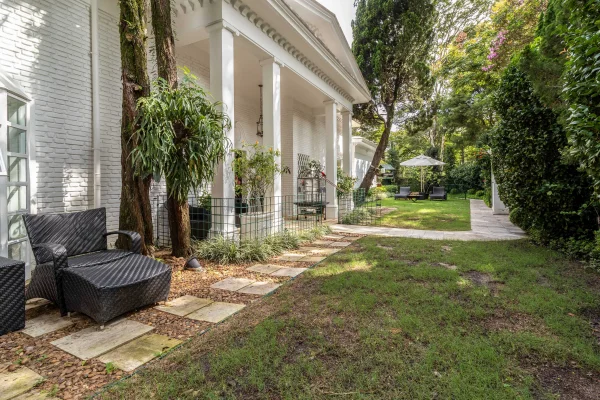 Casa semi térrea, com estilo clássico