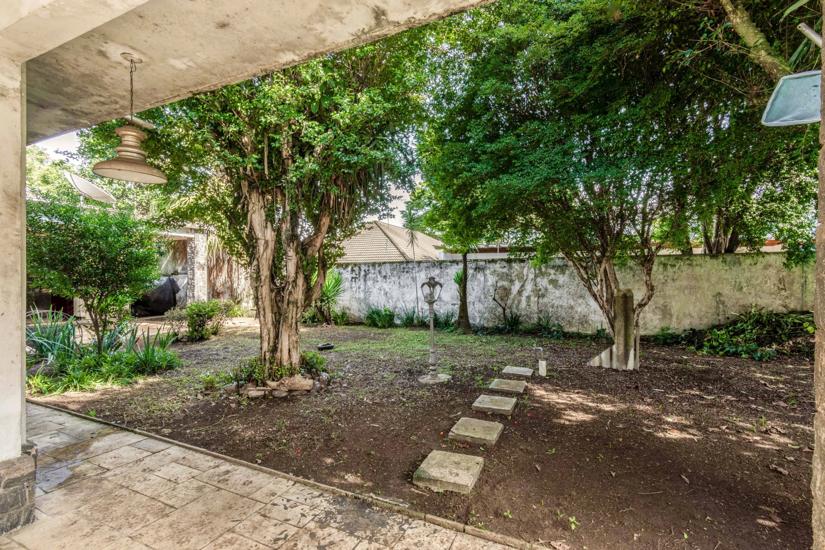 Casa com terreno amplo em rua tranquila - Imagem 11